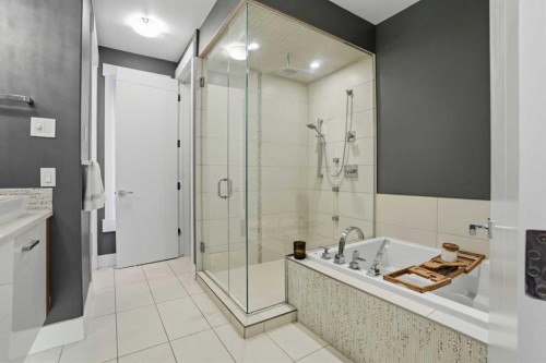 2027 42 Avenue Sw, Calgary, AB - Indoor Photo Showing Bathroom