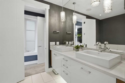 2027 42 Avenue Sw, Calgary, AB - Indoor Photo Showing Bathroom