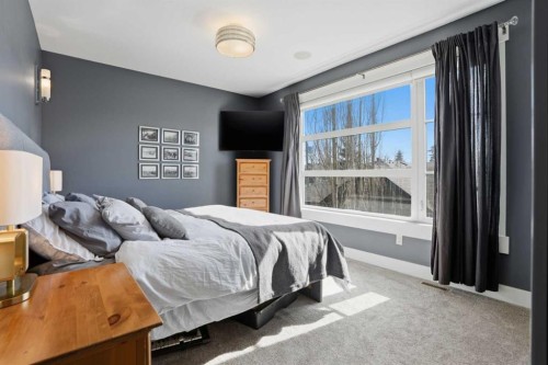 2027 42 Avenue Sw, Calgary, AB - Indoor Photo Showing Bedroom
