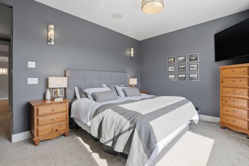 2027 42 Avenue Sw, Calgary, AB - Indoor Photo Showing Bedroom