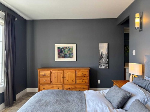 2027 42 Avenue Sw, Calgary, AB - Indoor Photo Showing Bedroom