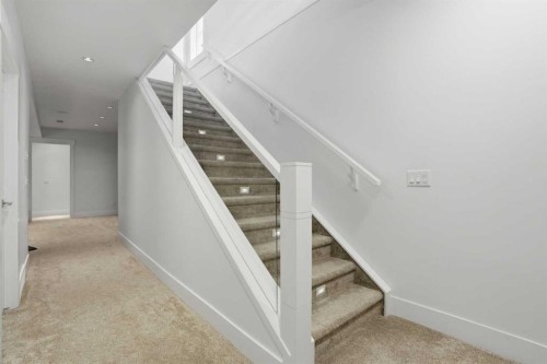 2027 42 Avenue Sw, Calgary, AB - Indoor Photo Showing Other Room