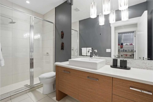 2027 42 Avenue Sw, Calgary, AB - Indoor Photo Showing Bathroom
