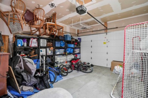 2027 42 Avenue Sw, Calgary, AB - Indoor Photo Showing Garage