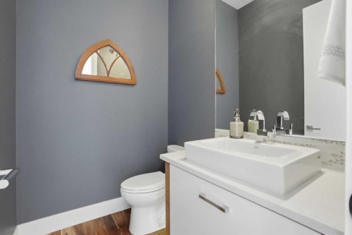 2027 42 Avenue Sw, Calgary, AB - Indoor Photo Showing Bathroom