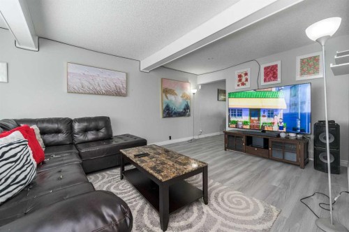 427 Rundlelawn Way Ne, Calgary, AB - Indoor Photo Showing Living Room