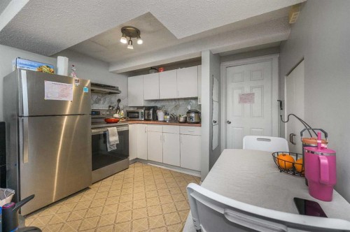 427 Rundlelawn Way Ne, Calgary, AB - Indoor Photo Showing Kitchen