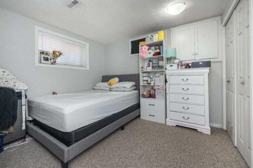 427 Rundlelawn Way Ne, Calgary, AB - Indoor Photo Showing Bedroom