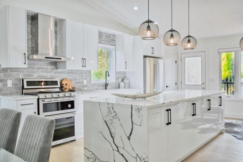 941 West Chestermere Drive, Chestermere, AB - Indoor Photo Showing Kitchen With Upgraded Kitchen