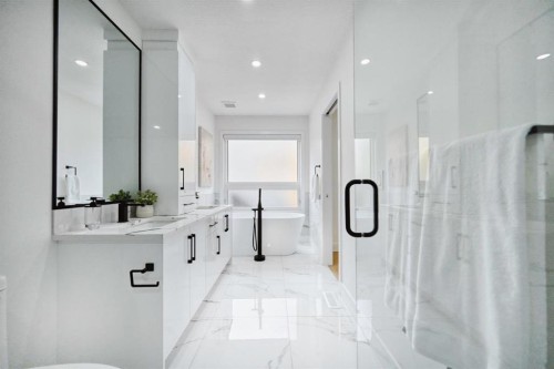 941 West Chestermere Drive, Chestermere, AB - Indoor Photo Showing Bathroom