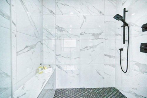 941 West Chestermere Drive, Chestermere, AB - Indoor Photo Showing Bathroom