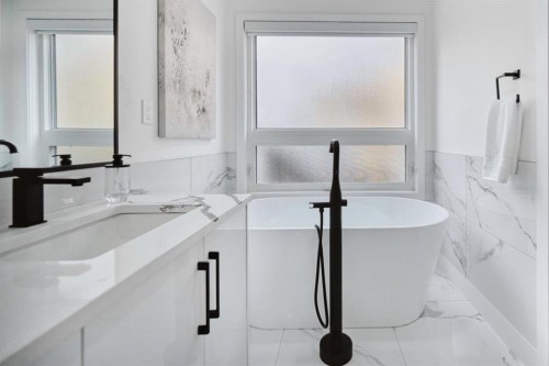 941 West Chestermere Drive, Chestermere, AB - Indoor Photo Showing Bathroom