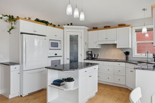 657 Woodside Court Nw, Airdrie, AB - Indoor Photo Showing Kitchen With Upgraded Kitchen