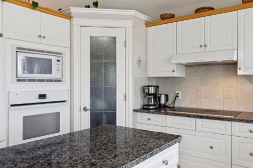 657 Woodside Court Nw, Airdrie, AB - Indoor Photo Showing Kitchen