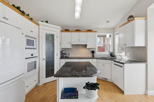 657 Woodside Court Nw, Airdrie, AB - Indoor Photo Showing Kitchen