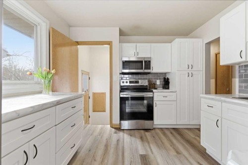 1011 18A Street Ne, Calgary, AB - Indoor Photo Showing Kitchen