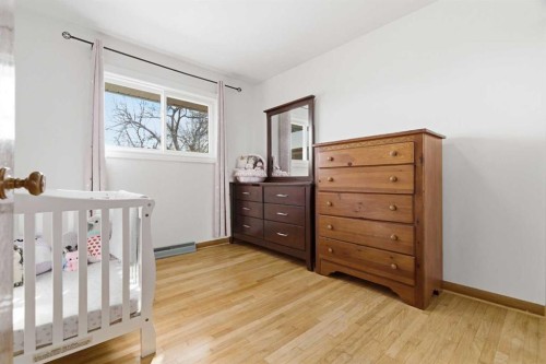 1011 18A Street Ne, Calgary, AB - Indoor Photo Showing Bedroom