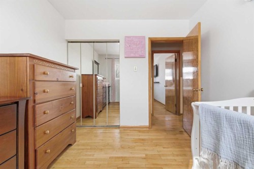 1011 18A Street Ne, Calgary, AB - Indoor Photo Showing Bedroom