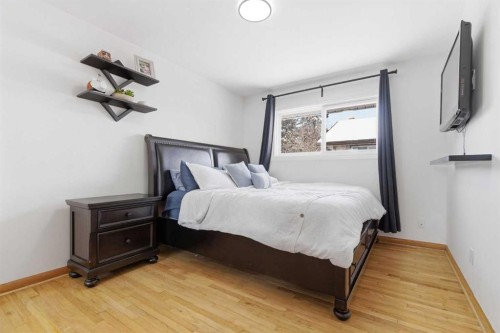 1011 18A Street Ne, Calgary, AB - Indoor Photo Showing Bedroom