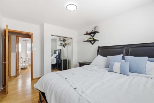 1011 18A Street Ne, Calgary, AB - Indoor Photo Showing Bedroom