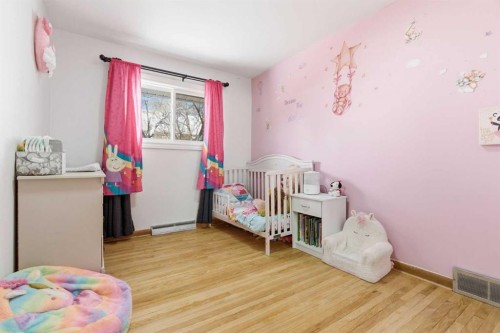 1011 18A Street Ne, Calgary, AB - Indoor Photo Showing Bedroom
