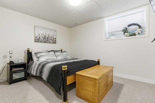 1011 18A Street Ne, Calgary, AB - Indoor Photo Showing Bedroom