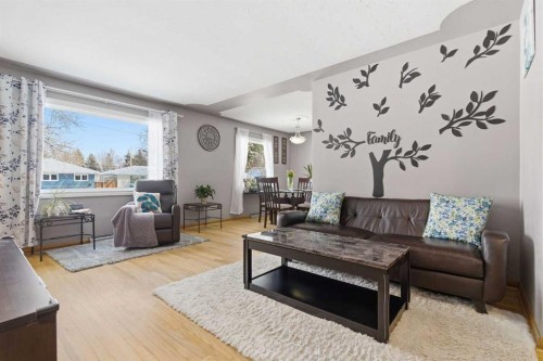 1011 18A Street Ne, Calgary, AB - Indoor Photo Showing Living Room