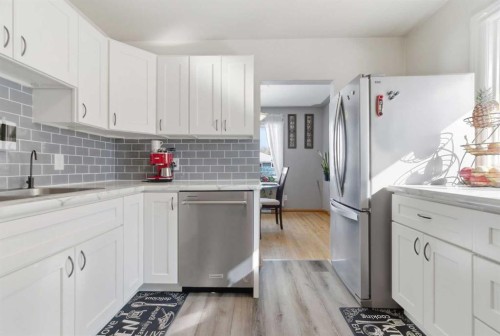 1011 18A Street Ne, Calgary, AB - Indoor Photo Showing Kitchen