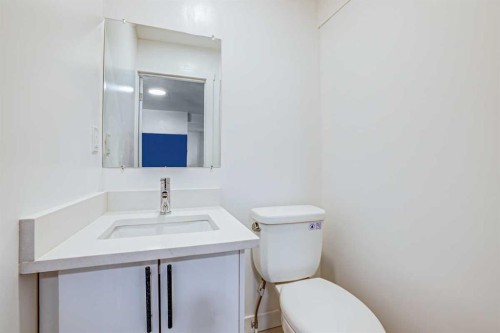 3131 Dover Crescent Se, Calgary, AB - Indoor Photo Showing Bathroom