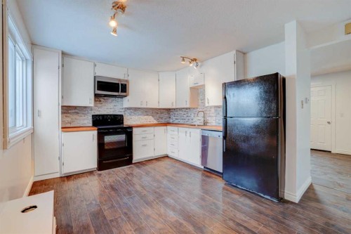 3131 Dover Crescent Se, Calgary, AB - Indoor Photo Showing Kitchen