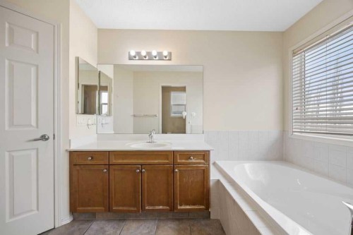 19 Sienna Park Crescent Sw, Calgary, AB - Indoor Photo Showing Bathroom