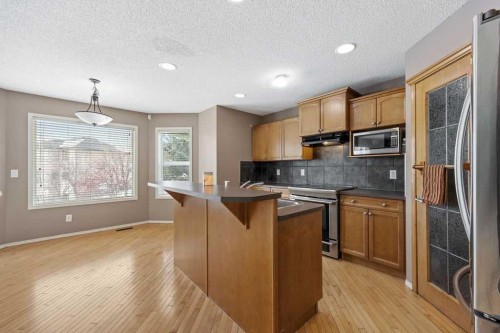 19 Sienna Park Crescent Sw, Calgary, AB - Indoor Photo Showing Kitchen