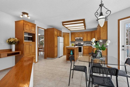 677 Hawkwood Boulevard Nw, Calgary, AB - Indoor Photo Showing Other Room