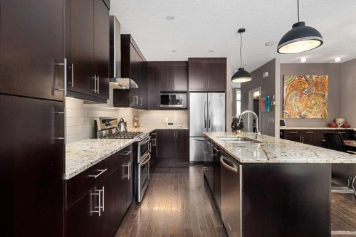521 9 Avenue Ne, Calgary, AB - Indoor Photo Showing Kitchen With Stainless Steel Kitchen With Upgraded Kitchen
