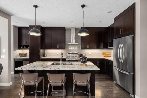 521 9 Avenue Ne, Calgary, AB - Indoor Photo Showing Kitchen With Stainless Steel Kitchen With Double Sink With Upgraded Kitchen