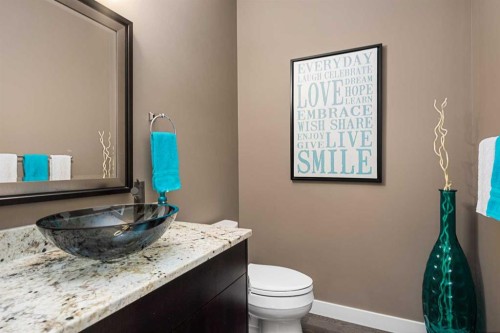 521 9 Avenue Ne, Calgary, AB - Indoor Photo Showing Bathroom