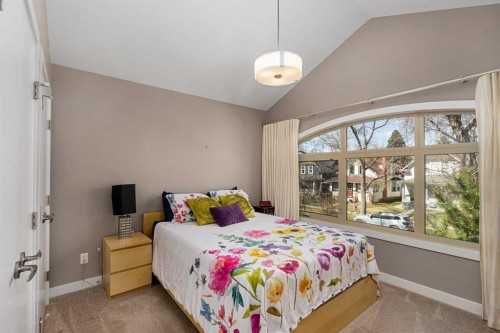 521 9 Avenue Ne, Calgary, AB - Indoor Photo Showing Bedroom