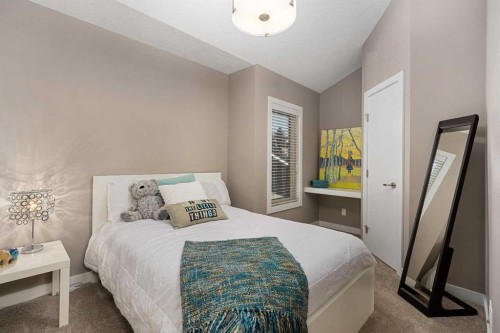 521 9 Avenue Ne, Calgary, AB - Indoor Photo Showing Bedroom