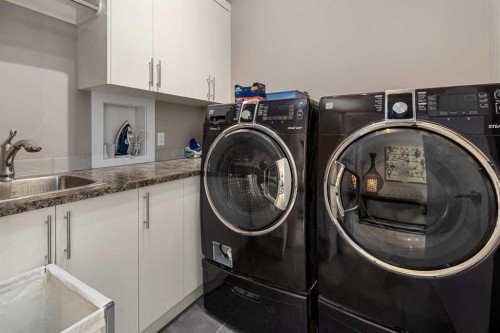 521 9 Avenue Ne, Calgary, AB - Indoor Photo Showing Laundry Room