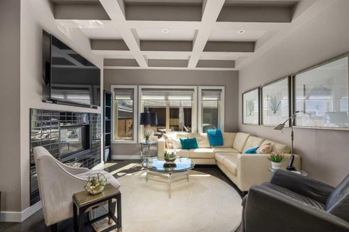 521 9 Avenue Ne, Calgary, AB - Indoor Photo Showing Living Room With Fireplace
