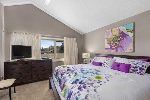 521 9 Avenue Ne, Calgary, AB - Indoor Photo Showing Bedroom