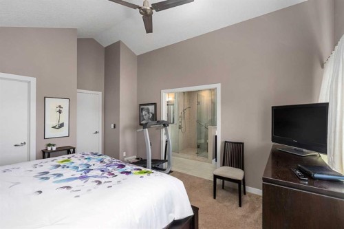 521 9 Avenue Ne, Calgary, AB - Indoor Photo Showing Bedroom