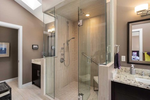 521 9 Avenue Ne, Calgary, AB - Indoor Photo Showing Bathroom