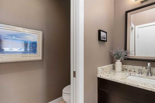 521 9 Avenue Ne, Calgary, AB - Indoor Photo Showing Bathroom