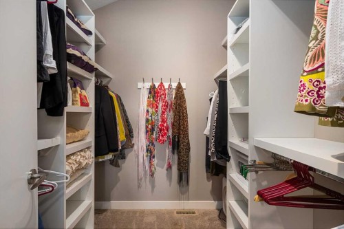 521 9 Avenue Ne, Calgary, AB - Indoor With Storage