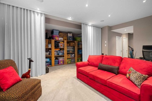 521 9 Avenue Ne, Calgary, AB - Indoor Photo Showing Living Room