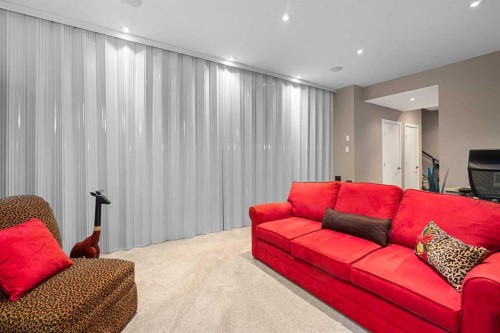 521 9 Avenue Ne, Calgary, AB - Indoor Photo Showing Living Room
