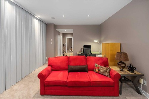 521 9 Avenue Ne, Calgary, AB - Indoor Photo Showing Other Room