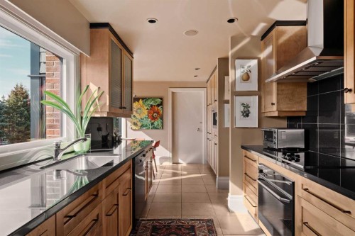 3S-222 Eagle Ridge Drive Sw, Calgary, AB - Indoor Photo Showing Kitchen