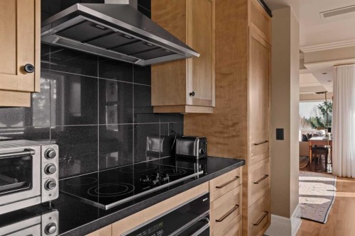 3S-222 Eagle Ridge Drive Sw, Calgary, AB - Indoor Photo Showing Kitchen